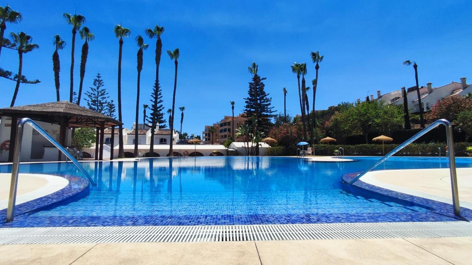 Benalgolf: Seaside Apartment with Private BBQ Backyard Benalmadena Exterior photo